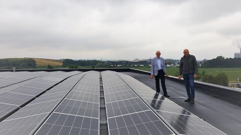 Dick van Essen en wethouder Hans Breunissen op het dak met zonnepanelen
