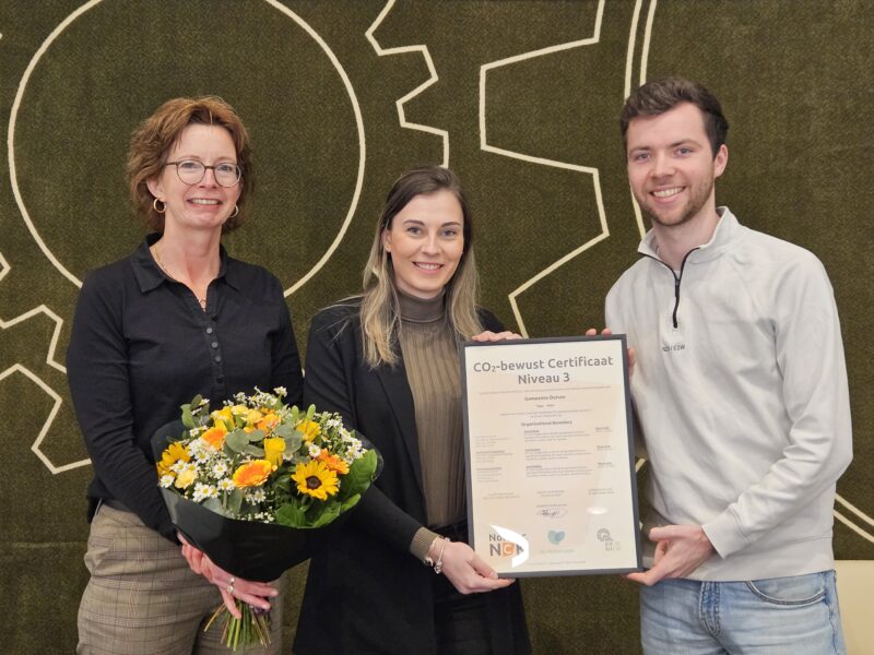 Wethouder Joyce Zwaga-Komen en beleidsmedewerker Duurzaamheid & Energie Simon van der Velden nemen het certificaat van Duiven in ontvangst